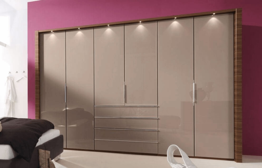 Встроенный бежевый глянцевый распашной шкаф №176 6-дверный с ящиками на заказ